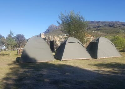 camping klipstoor with tents at boesmanskloof-diegalg